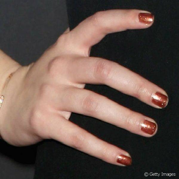 Para prestigiar o Golden Globe Awards 2014, Hailee usou um esmalte cobre, que combinava com os acess?rios de seu vestido